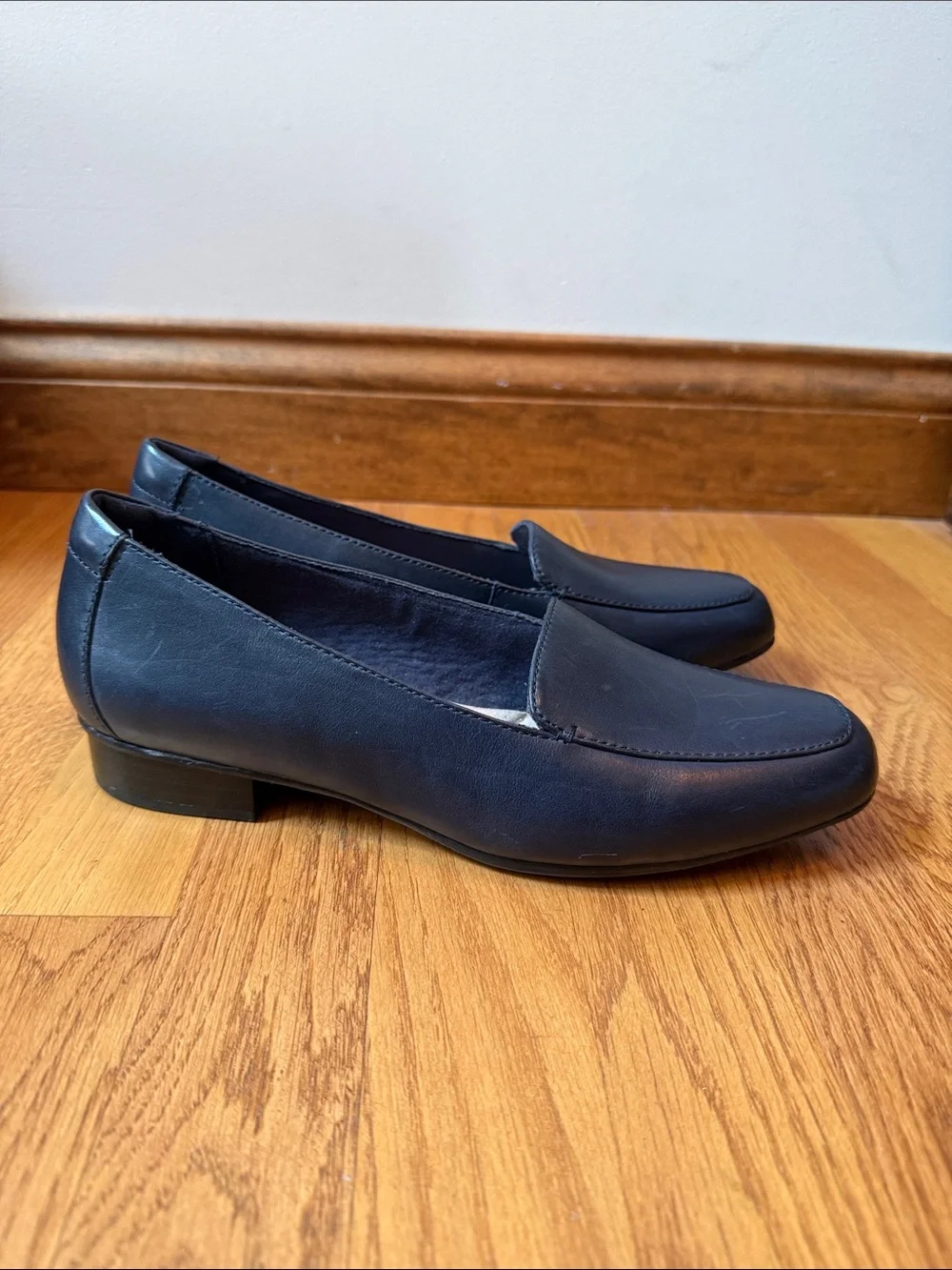 Clarks Joliet Lora Leather Loafers Navy Blue Comfort Slip On Women’s Size 9